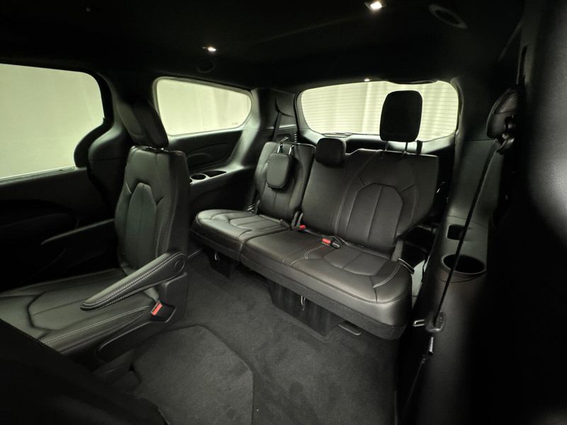2025 Chrysler Pacifica SelectImage 18