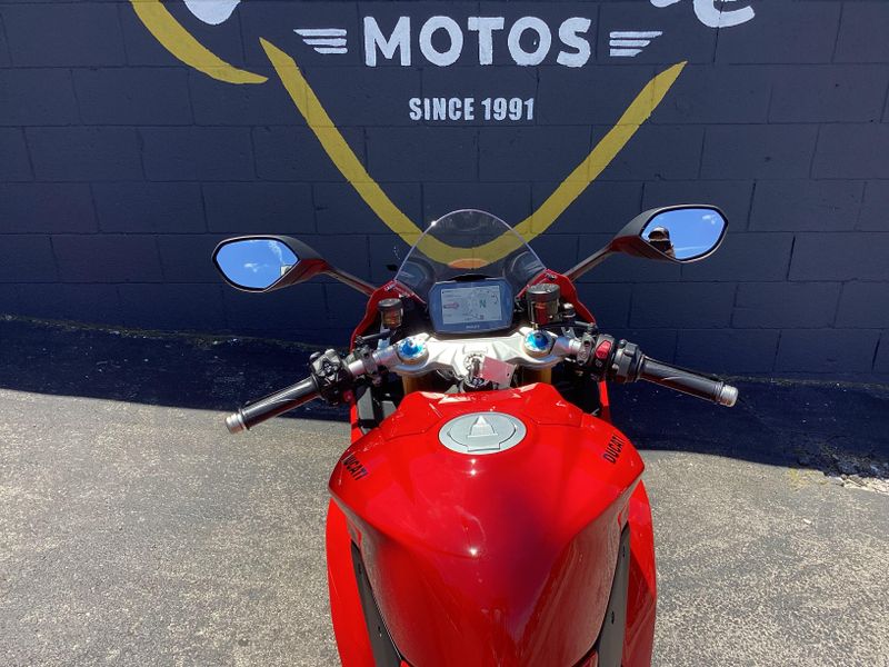 New 2027 Ducati PANIGALE V2S 