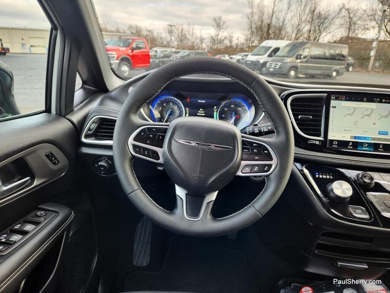 New 2026 Chrysler Pacifica Select