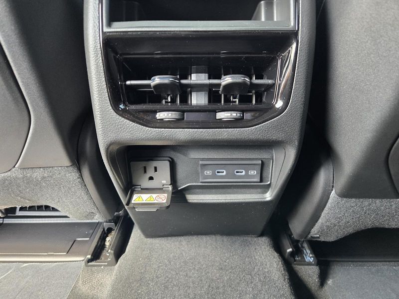 New 2026 Jeep Grand Cherokee Laredo Altitude 4x2