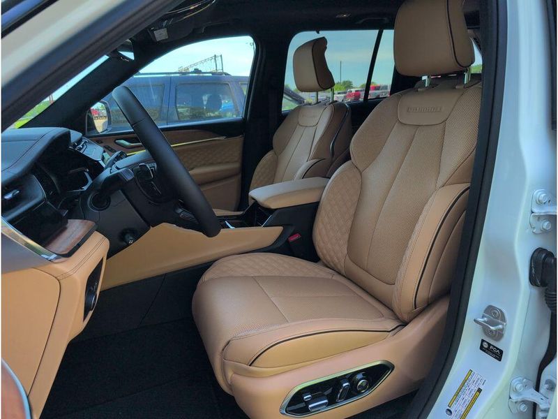 New 2026 Jeep Grand Cherokee Summit 4x4Image 10