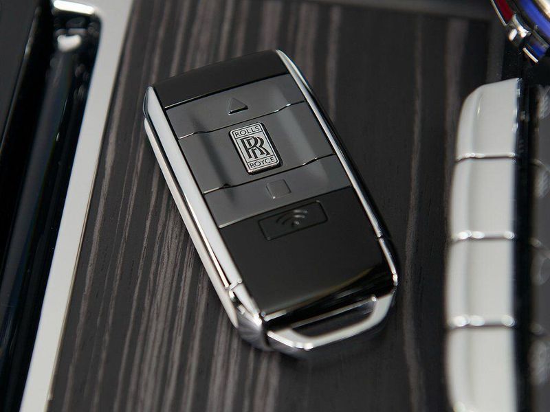 New 2025 Rolls-Royce Spectre Image 16