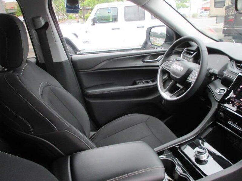 Used 2023 Jeep Grand Cherokee LaredoImage 26