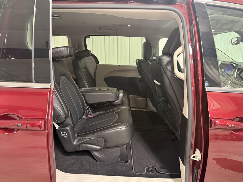 Used 2023 Chrysler Pacifica Touring LImage 9
