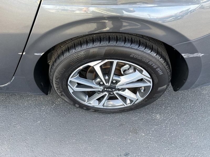2024 Kia Forte LXSImage 11