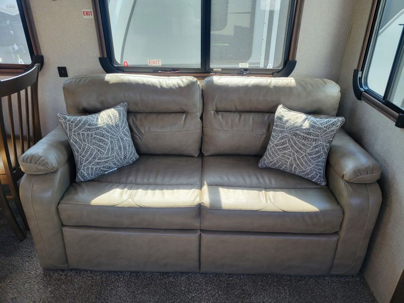 Used 2022 ARCTIC FOX 29-5K Image 20