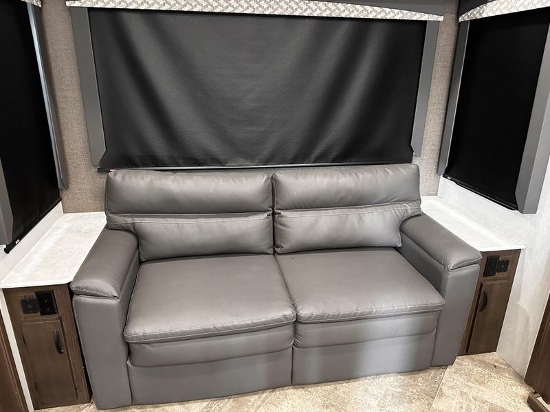 Used 2021 WINNEBAGO VOYAGE 3134RL Image 9