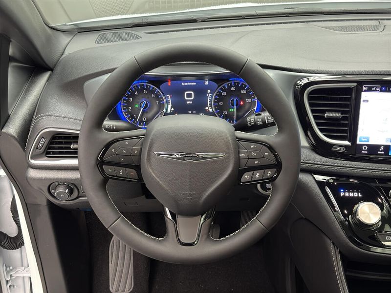 New 2026 Chrysler Pacifica Limited AwdImage 11