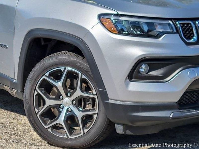 2024 Jeep Compass Latitude photo 3