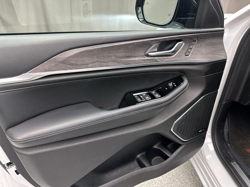 Used 2023 Jeep Grand Cherokee OverlandImage 3