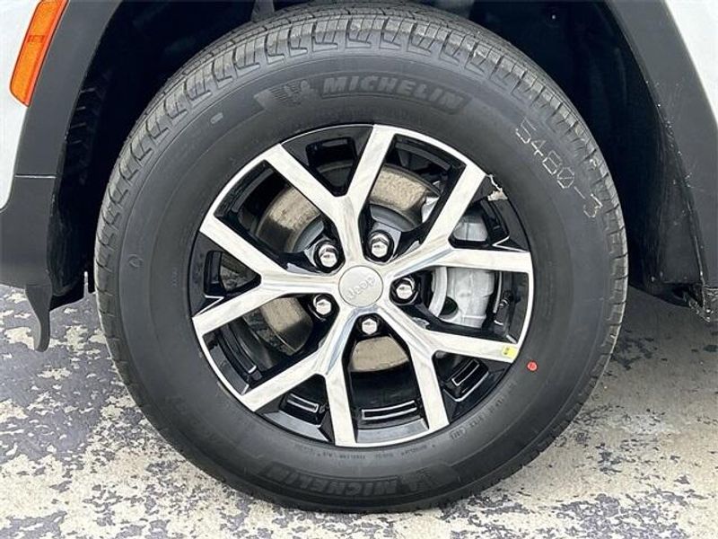 2024 Jeep Grand Cherokee Limited photo 8