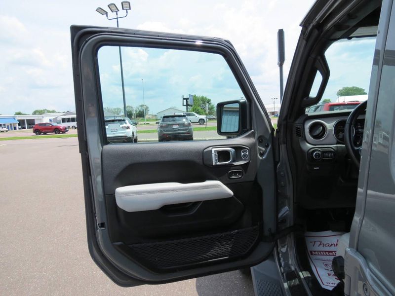 Used 2022 Jeep Gladiator High Altitude 4x4 4dr Crew Cab 5.0 ft. SBImage 9