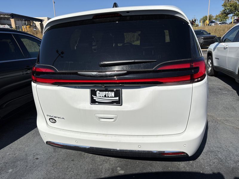 New 2026 Chrysler Pacifica SelectImage 8