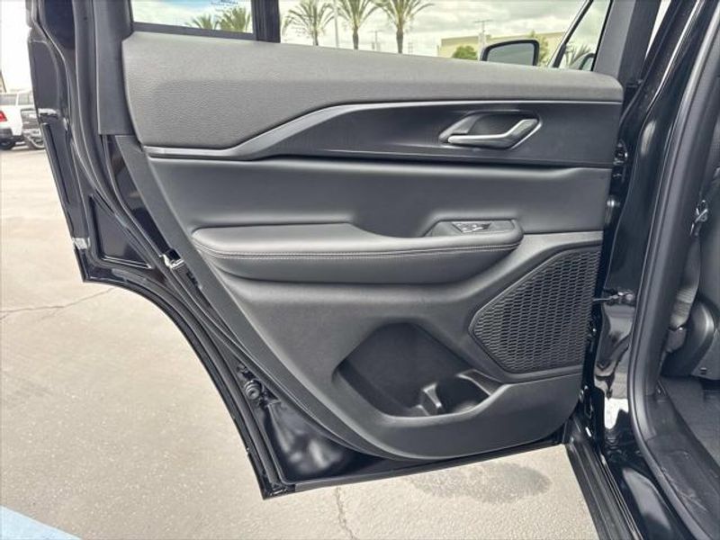 New 2026 Jeep Grand Cherokee Laredo 4x2