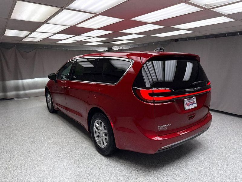 New 2026 Chrysler Pacifica SelectImage 2