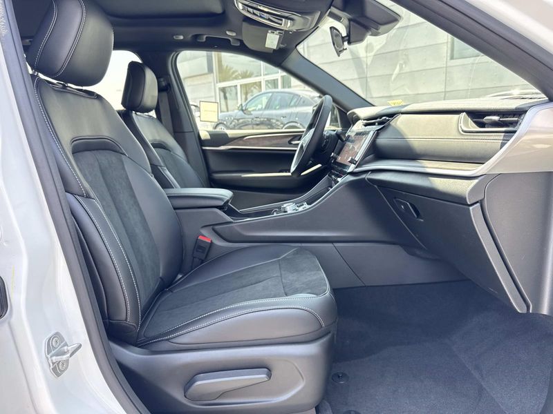 New 2026 Jeep Grand Cherokee Laredo Altitude 4x2