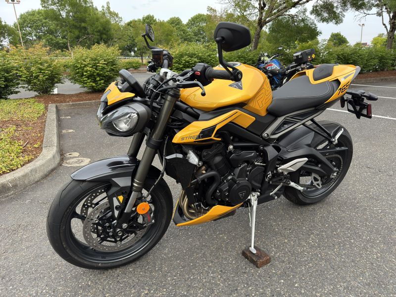 2025 Triumph Street Triple 765 RS - COSMIC YELLOW 