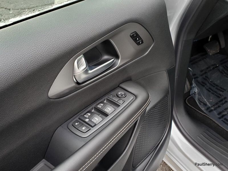 New 2026 Chrysler Pacifica Select