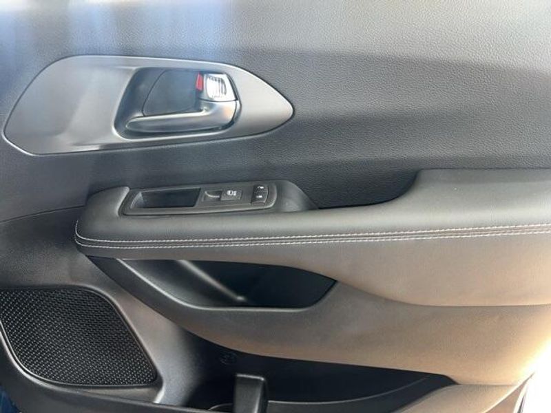 2025 Chrysler Pacifica SelectImage 21