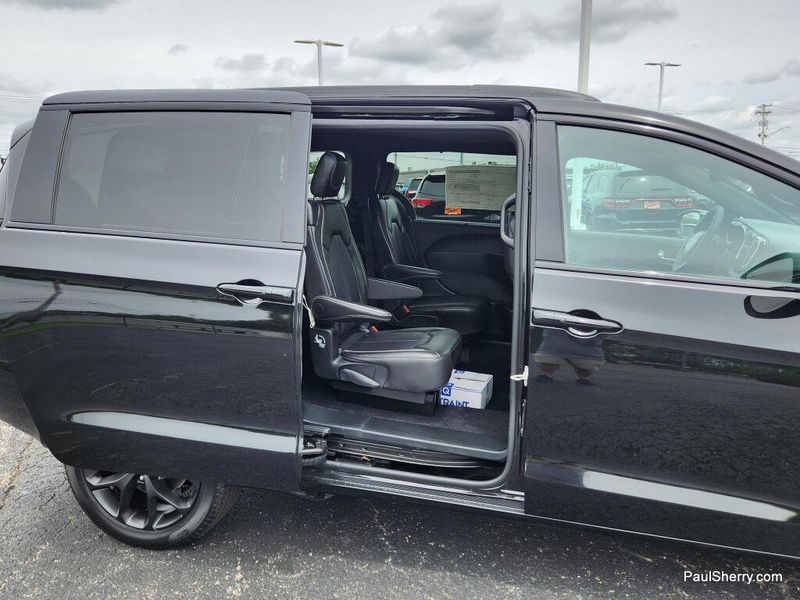 New 2026 Chrysler Pacifica Select