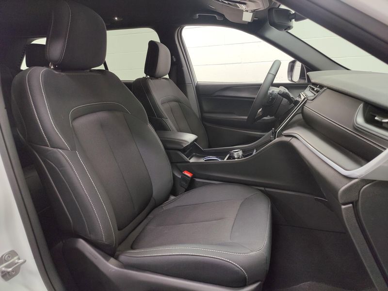 Used 2024 Jeep Grand Cherokee Laredo Luxury Tech V6 4X4Image 4