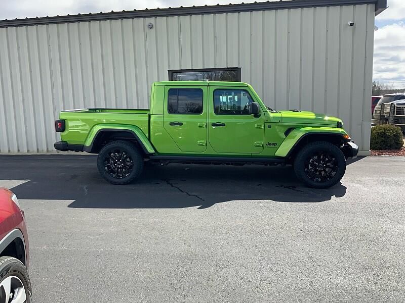 2025 Jeep Gladiator Sport photo 3