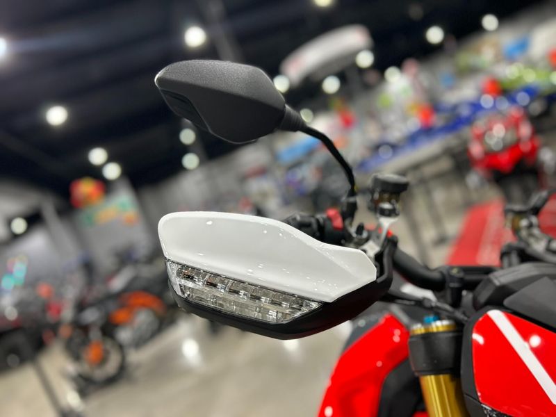New 2025 Ducati HYPERMOTARD 950 SP Image 32