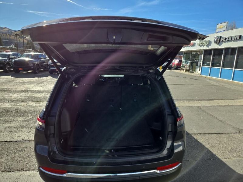 2025 Jeep Grand Cherokee Laredo X photo 3