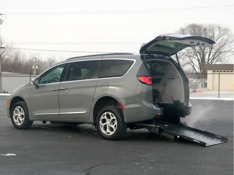 2022 Chrysler Pacifica LimitedImage 18