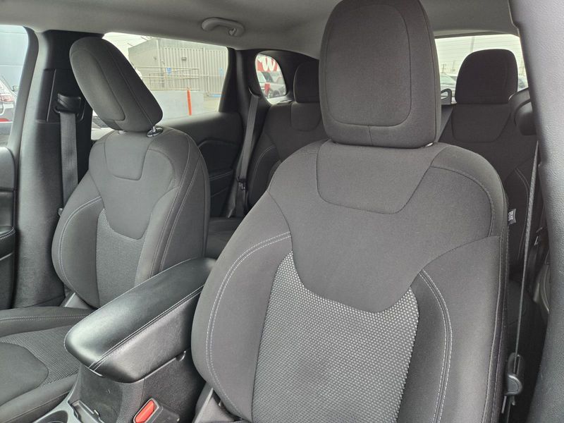 Used 2021 Jeep Cherokee Latitude FWD