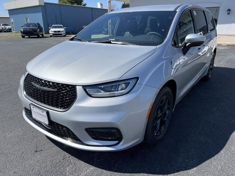 2023 Chrysler Pacifica Plug-in Hybrid Touring L in a Silver Mist Clear Coat exterior color and Blackinterior. Lakeshore CDJR Seaford 302-213-6058 lakeshorecdjr.com 