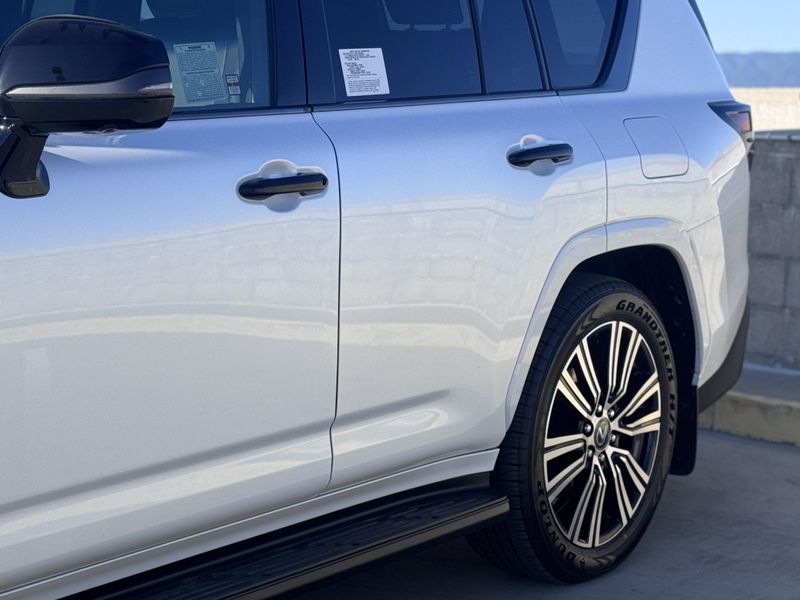 2025 Lexus LX 600 LuxuryImage 9