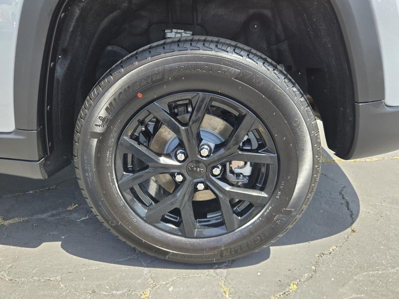 New 2026 Jeep Grand Cherokee Laredo Altitude 4x2
