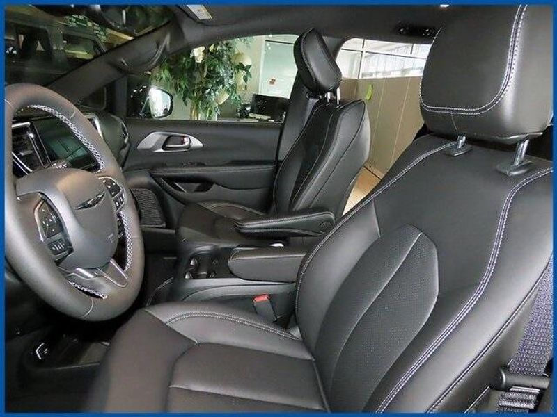 New 2025 Chrysler Voyager LXImage 12