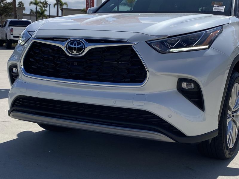 New 2025 Toyota Highlander Hybrid PlatinumImage 7