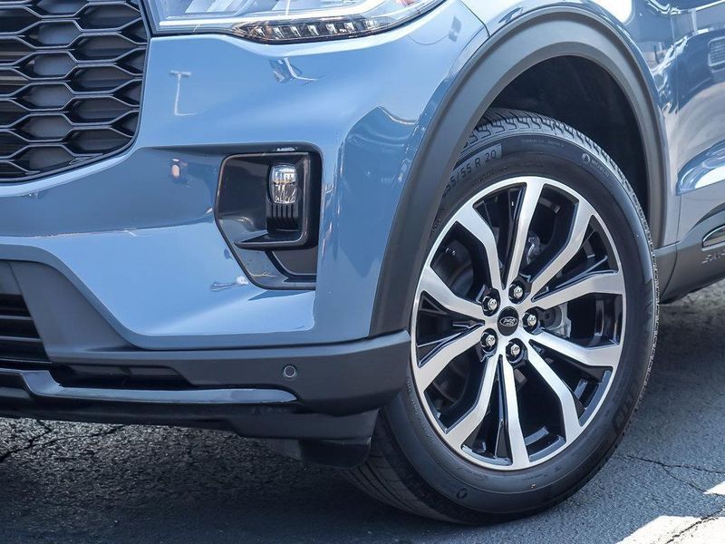 2025 Ford Explorer ST-Line photo 2