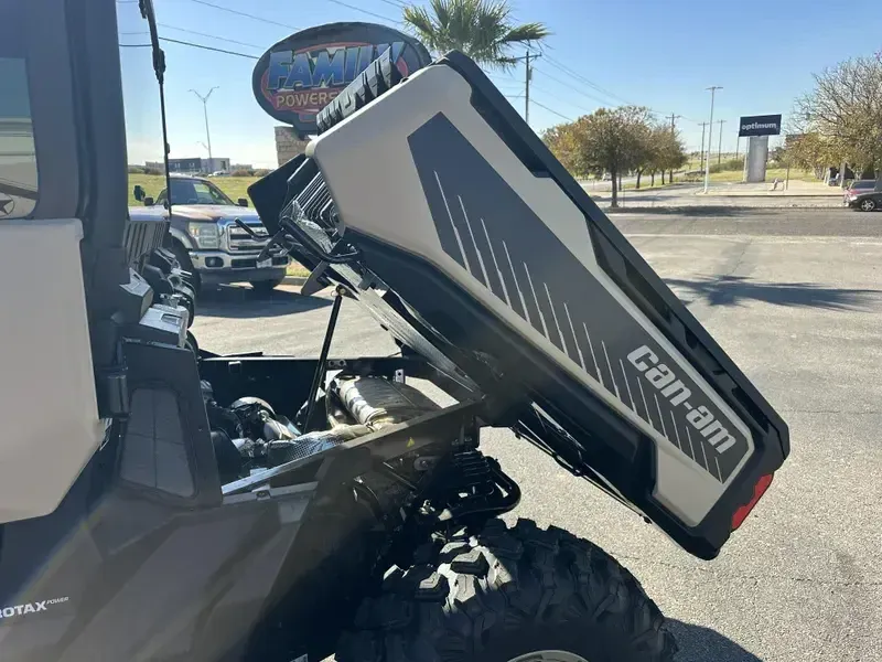 2025 Can-Am DEFENDER LIMITED CAB HD10 DESERT TAN AND STEALTH BLACK Image 7
