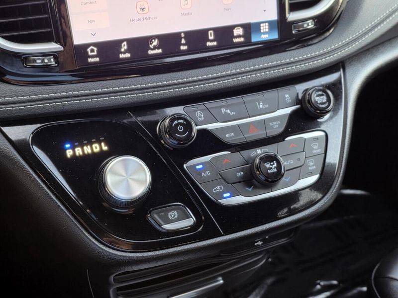 New 2027 Chrysler Pacifica Select