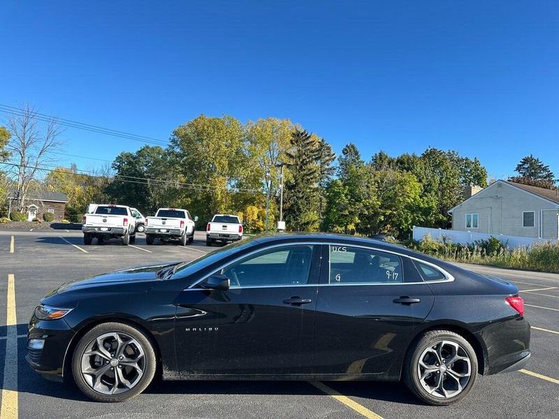 2023 Chevrolet Malibu 1LT photo 2