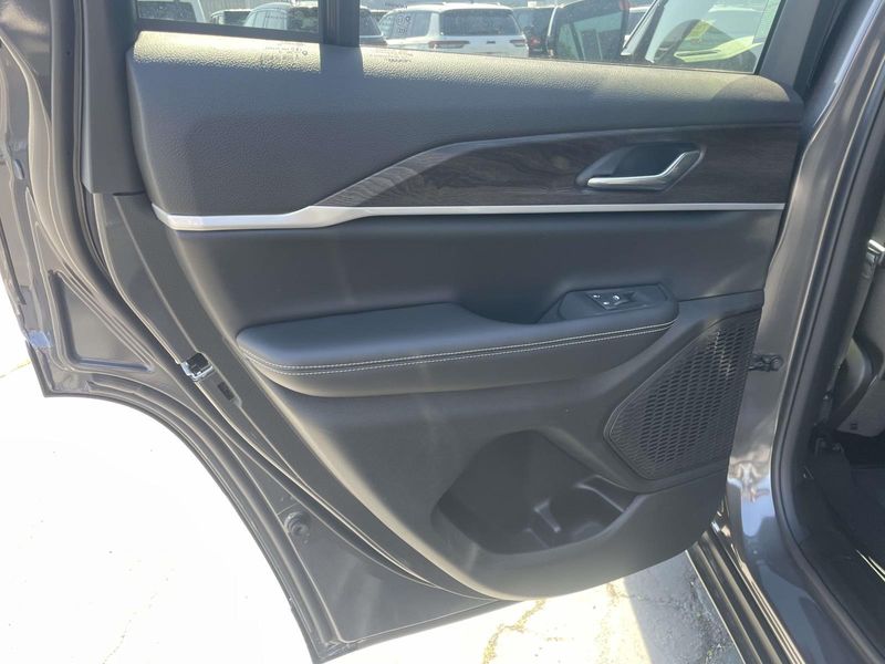 New 2026 Jeep Grand Cherokee Laredo Altitude 4x2