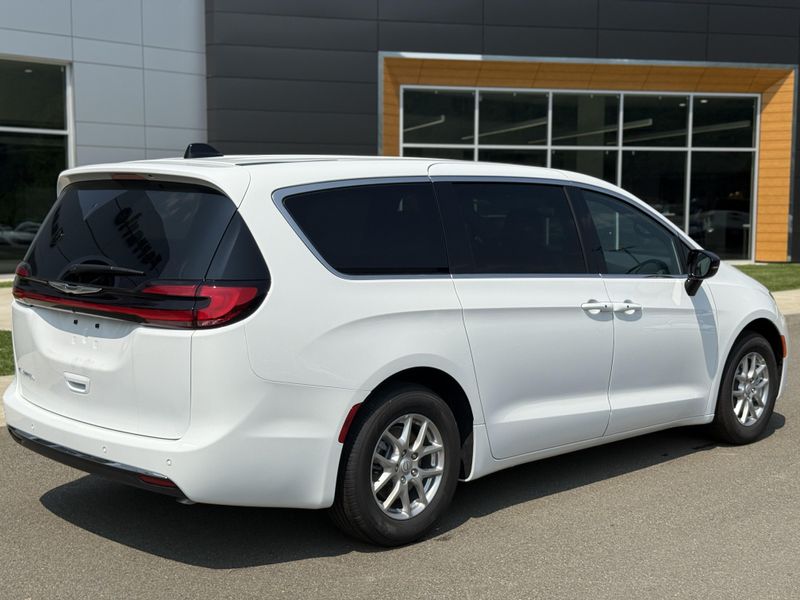 Used 2025 Chrysler Pacifica Select