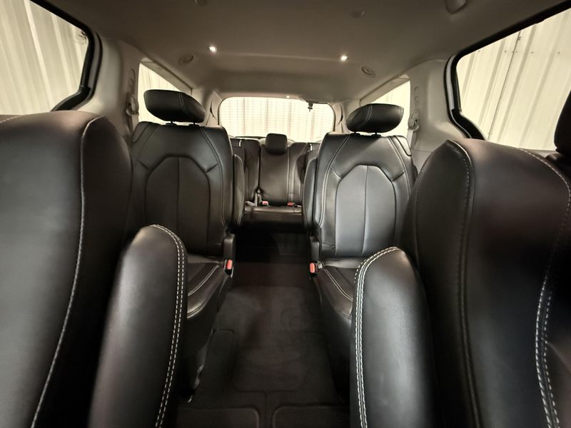 Used 2024 Chrysler Pacifica Touring LImage 12
