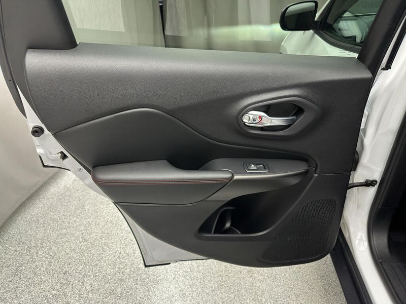 Used 2020 Jeep Cherokee TrailhawkImage 12