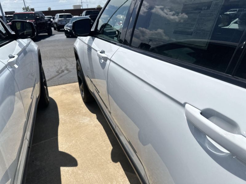 New 2025 Jeep Grand Cherokee L Limited 4x4Image 11