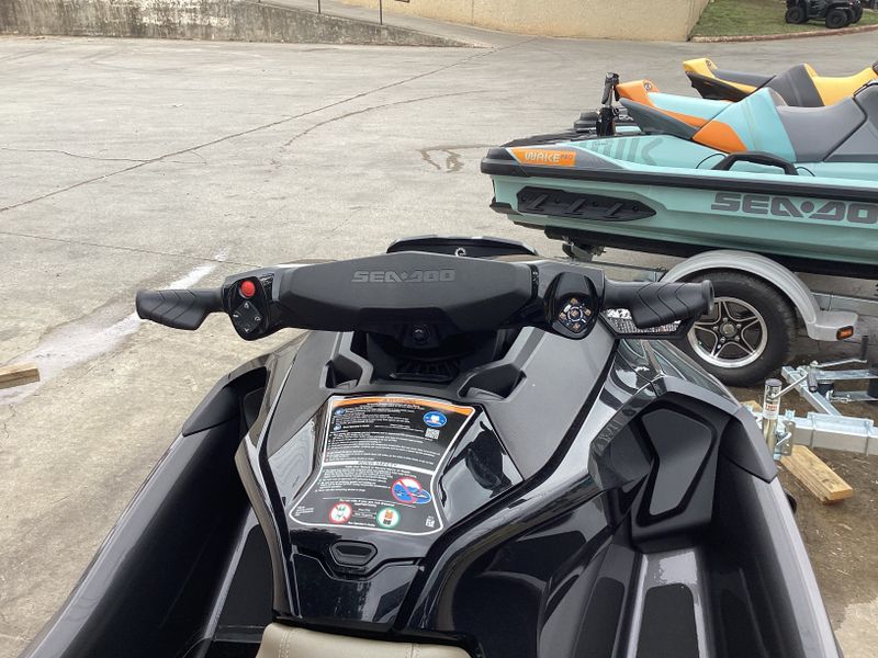 2023 SEADOO GTX 230 IBR ECLIPSE BLACK AND ORANGE CRUSH Image 3