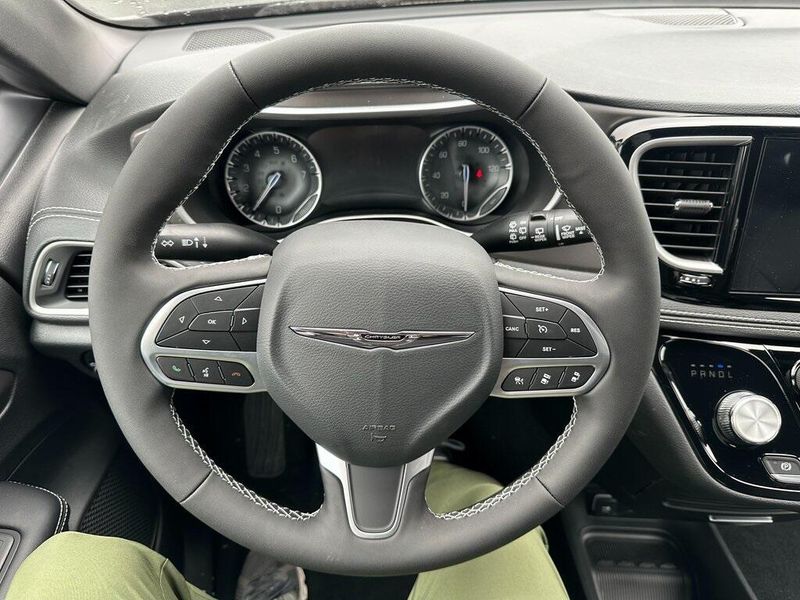 2025 Chrysler Pacifica SelectImage 2