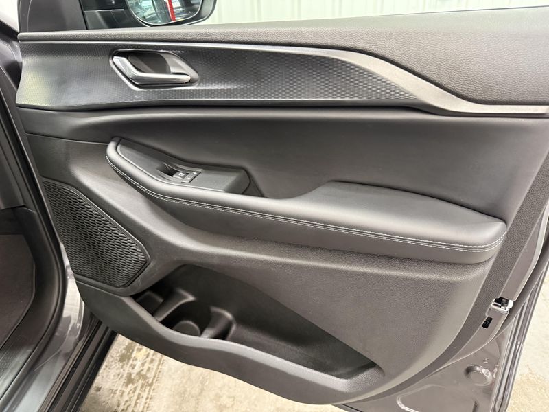 Used 2025 Jeep Grand Cherokee L LaredoImage 11