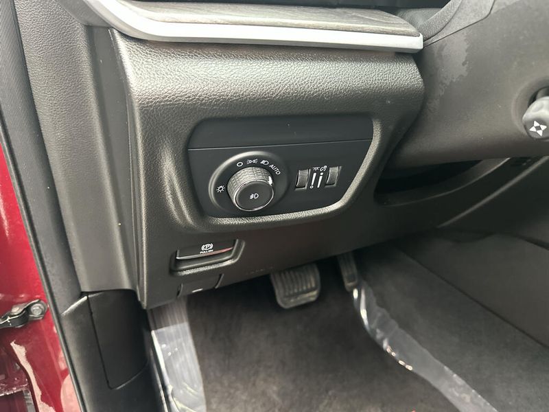 Used 2025 Jeep Grand Cherokee L LimitedImage 10