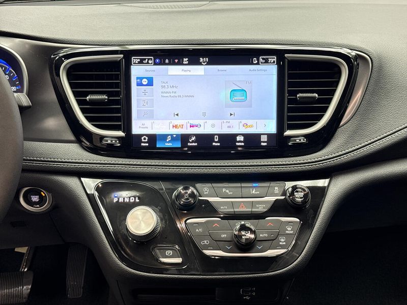 New 2026 Chrysler Pacifica Select AwdImage 12