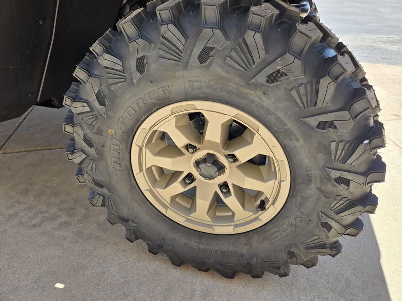 2025 Can-Am DEFENDER MAX LIMITED CAB HD10 DESERT TAN AND STEALTH BLACK Image 23